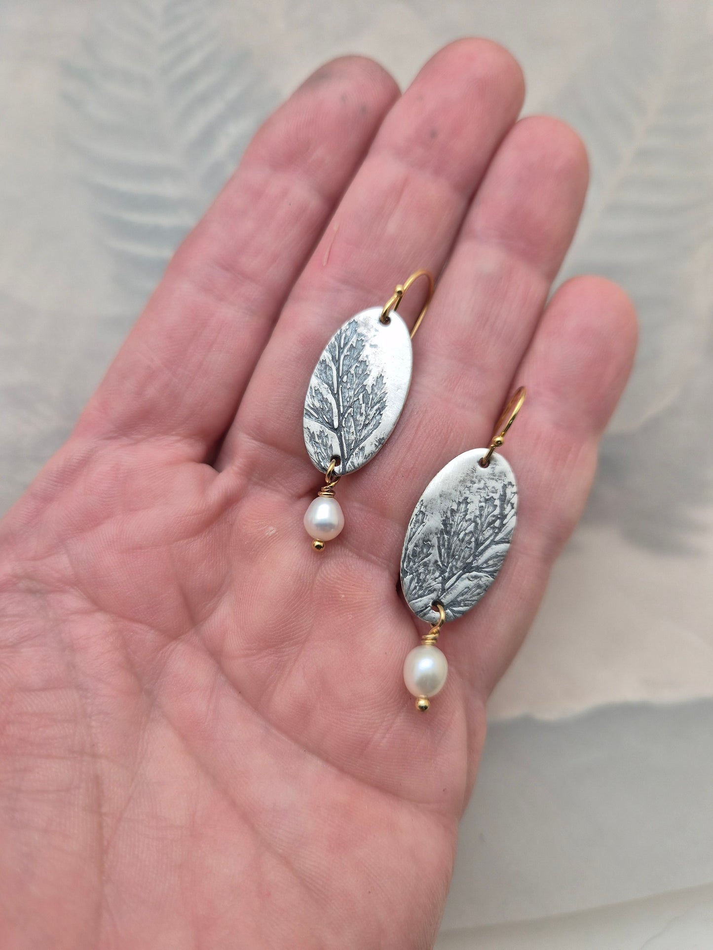 Rabbits Foot Pearl-oval earrings