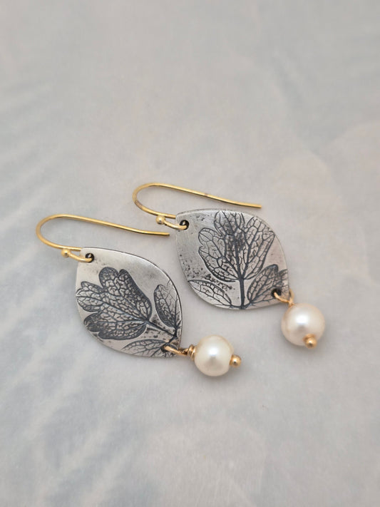 Rue and Pearl -earrings-ellipse
