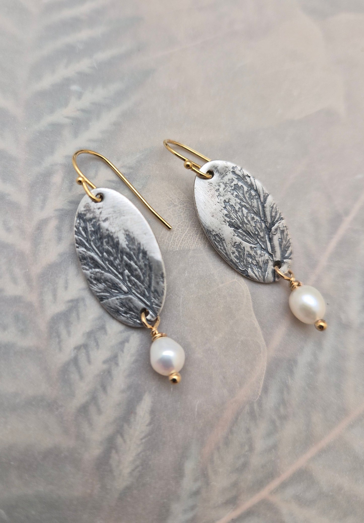 Rabbits Foot Pearl-oval earrings
