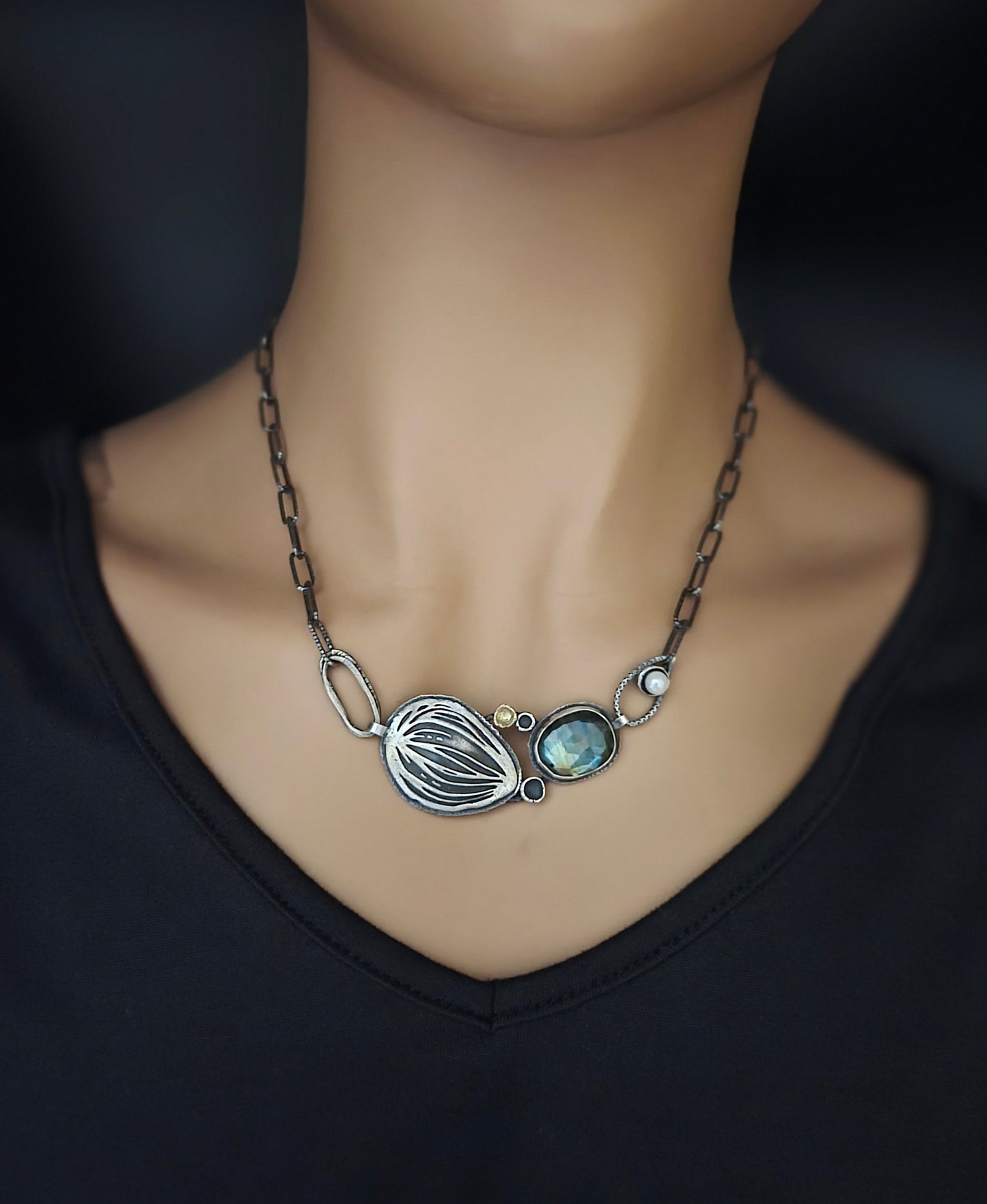 Pod with labradorite and Pearl