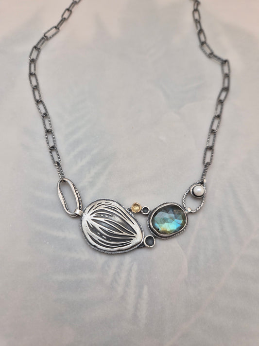 Pod with labradorite and Pearl