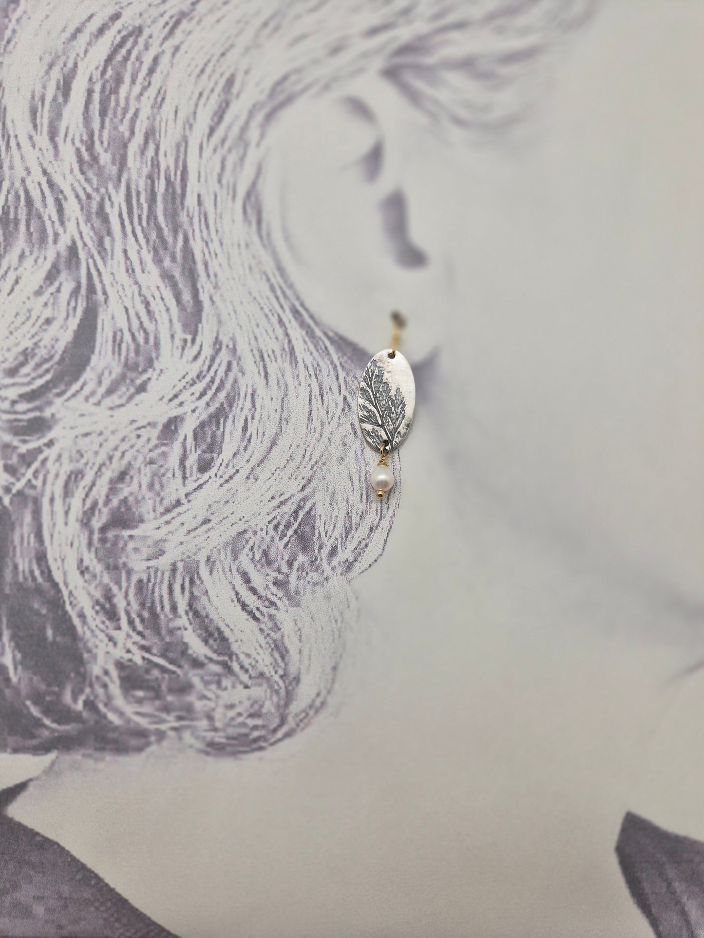 Rabbits Foot Pearl-oval earrings