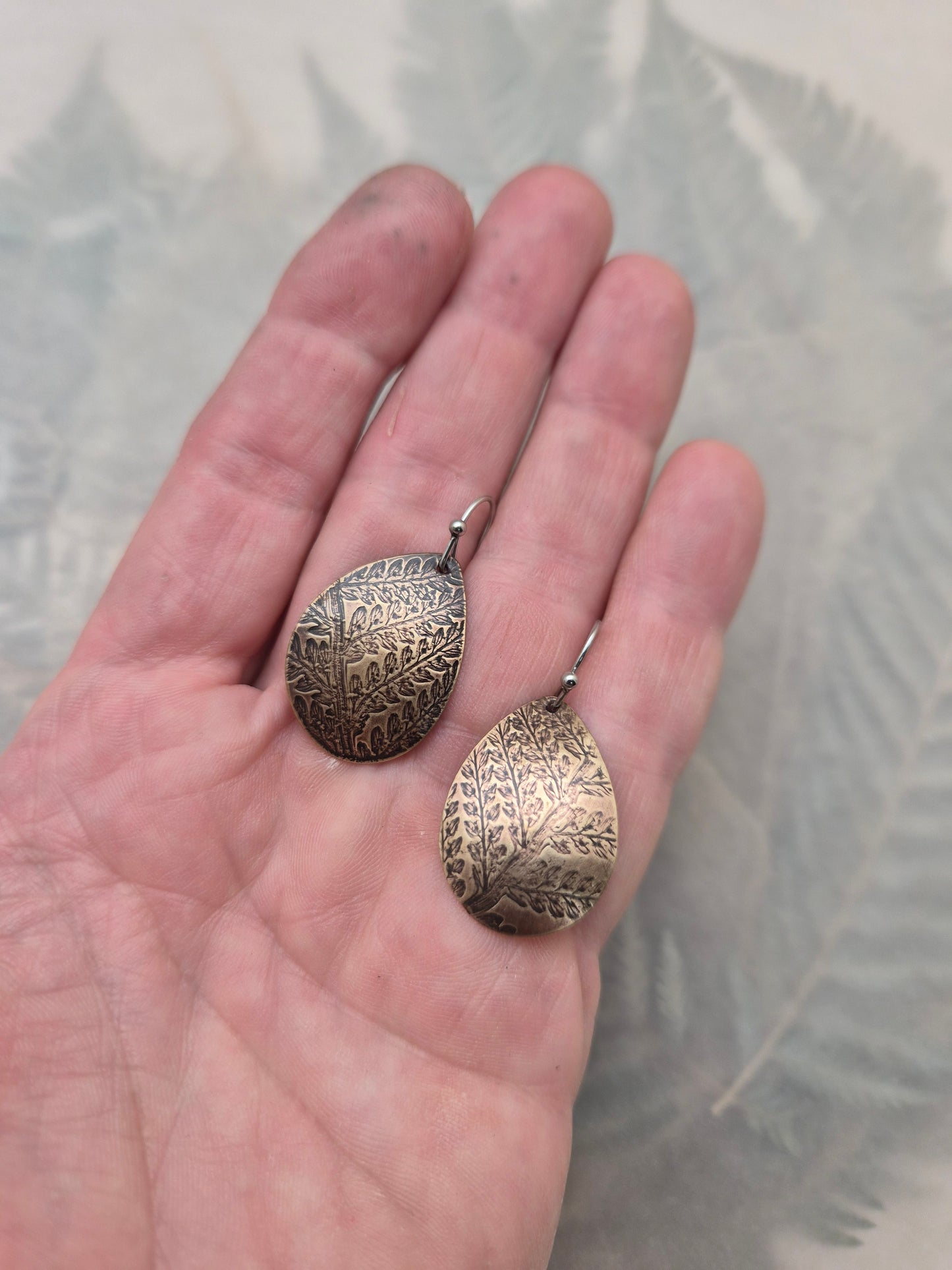 Fern earring in brass